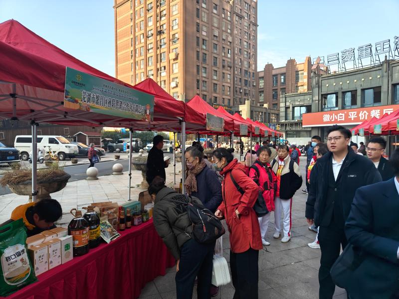 蕪湖市供銷社開展名優(yōu)農(nóng)產(chǎn)品進(jìn)社區(qū)暨農(nóng)業(yè)科技服務(wù)活動，打通惠農(nóng)便民“最后一公里”